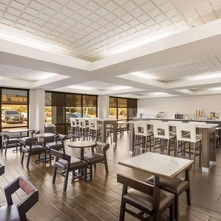Hotel Clarion Pointe Forsyth I-75 Esterno foto