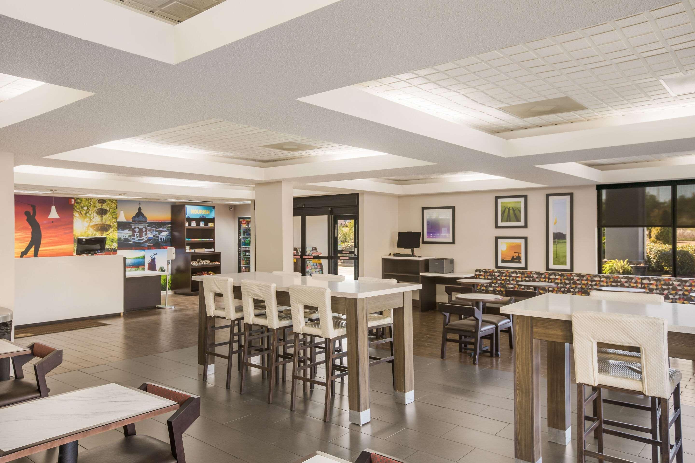 Hotel Clarion Pointe Forsyth I-75 Esterno foto