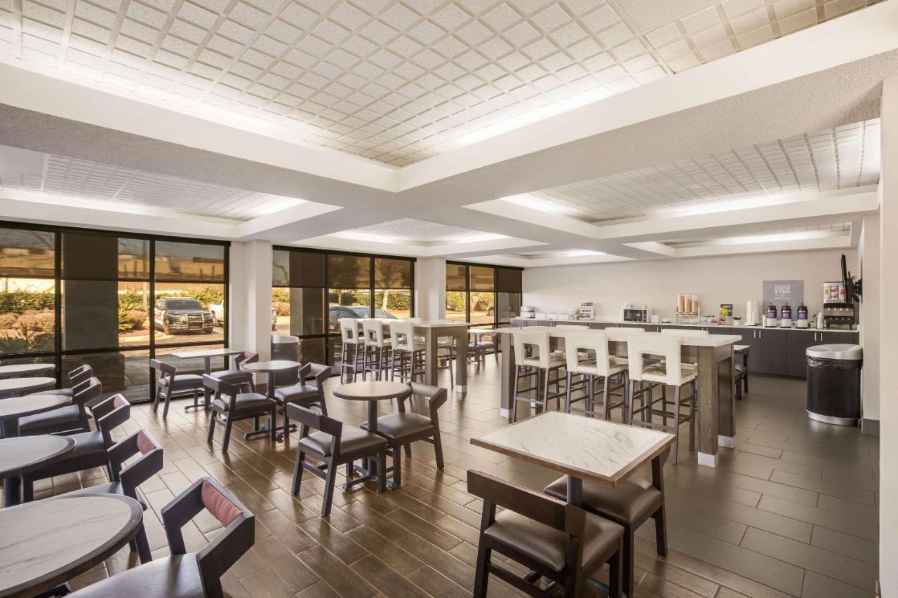 Hotel Clarion Pointe Forsyth I-75 Esterno foto